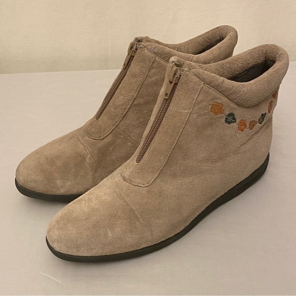 Beacon Leaf Embroidered Suede Leather Booties Womens Ankle Boots Size 8.5 Beige - Picture 3 of 13